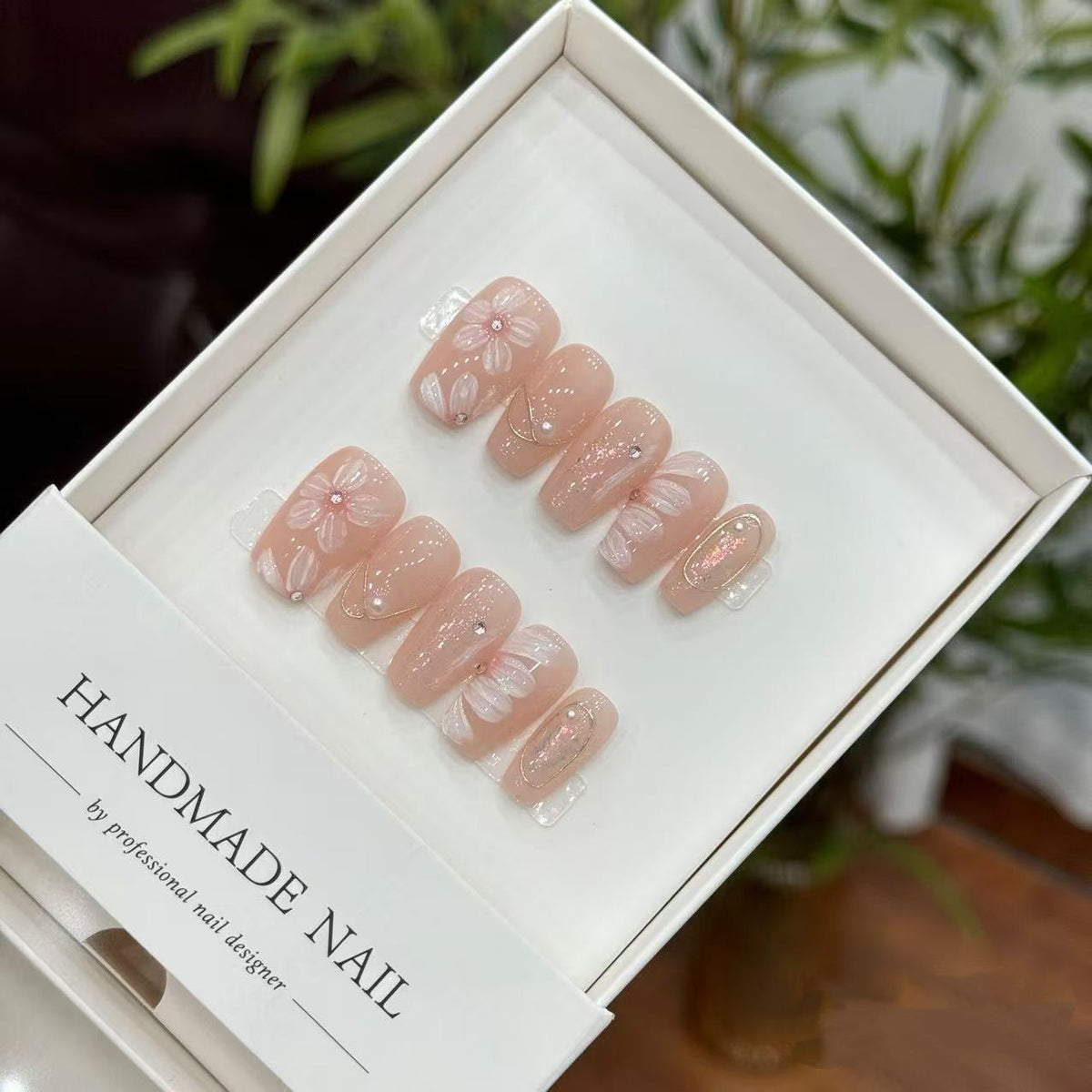 Handmade Decorative Press-On Nail Set with Floral Accents