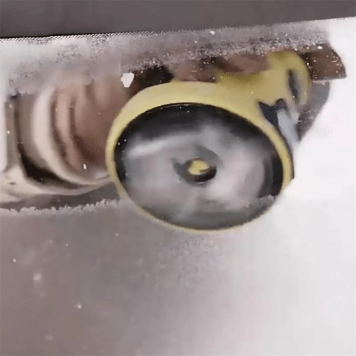 Heated Windshield Ice Scraper with Automatic Clearing for Winter Driving