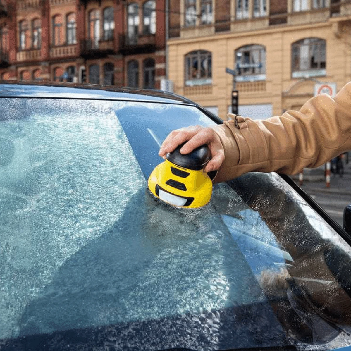 Heated Windshield Ice Scraper with Automatic Clearing for Winter Driving