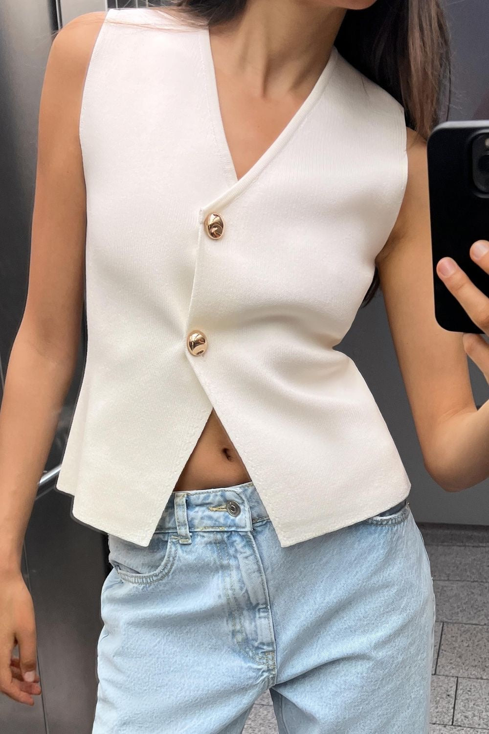 Image of Women's Button-Front V-Neck Sleeveless Top